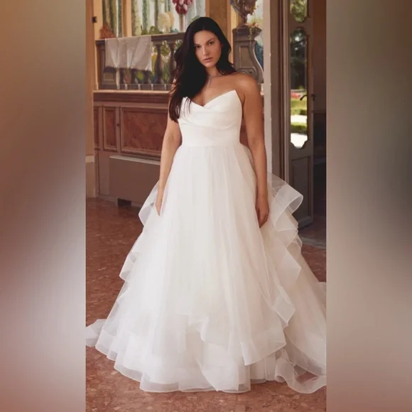 Elegant White Wedding Dress - Picture 5 of 10